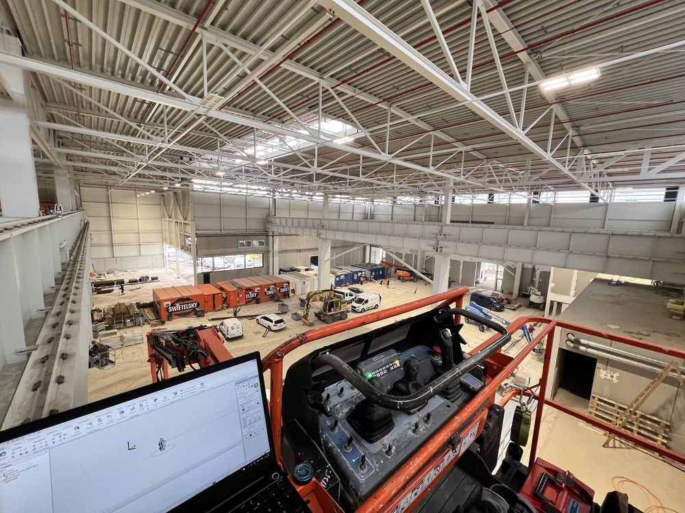 Vermessung der Kranbahnschienen in der neuen Montagehalle, 2026